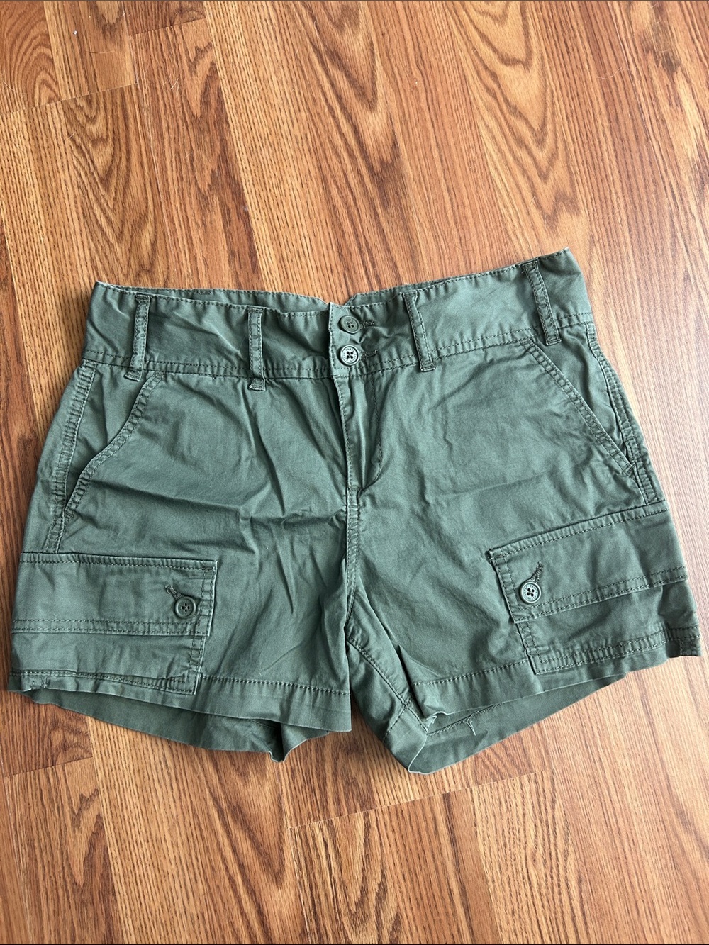 Calvin Klein Women’s Olive Cargo Shorts - size 6